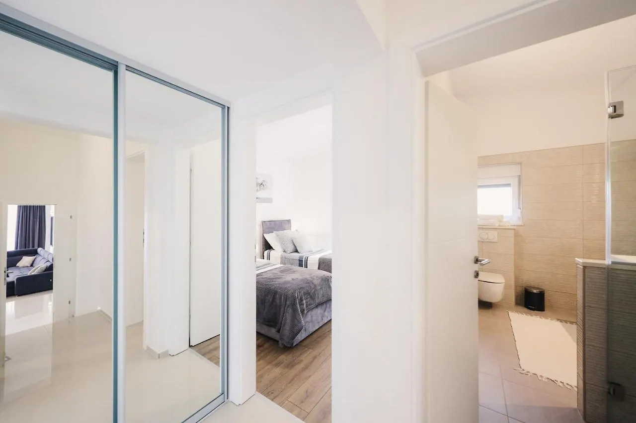 Modern Villa M&M, Zaton