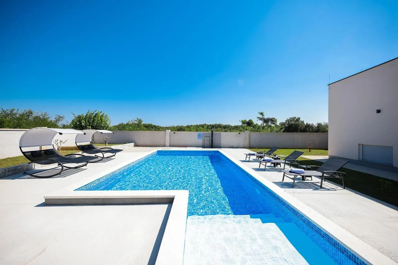 Modern Villa M&M, Zaton