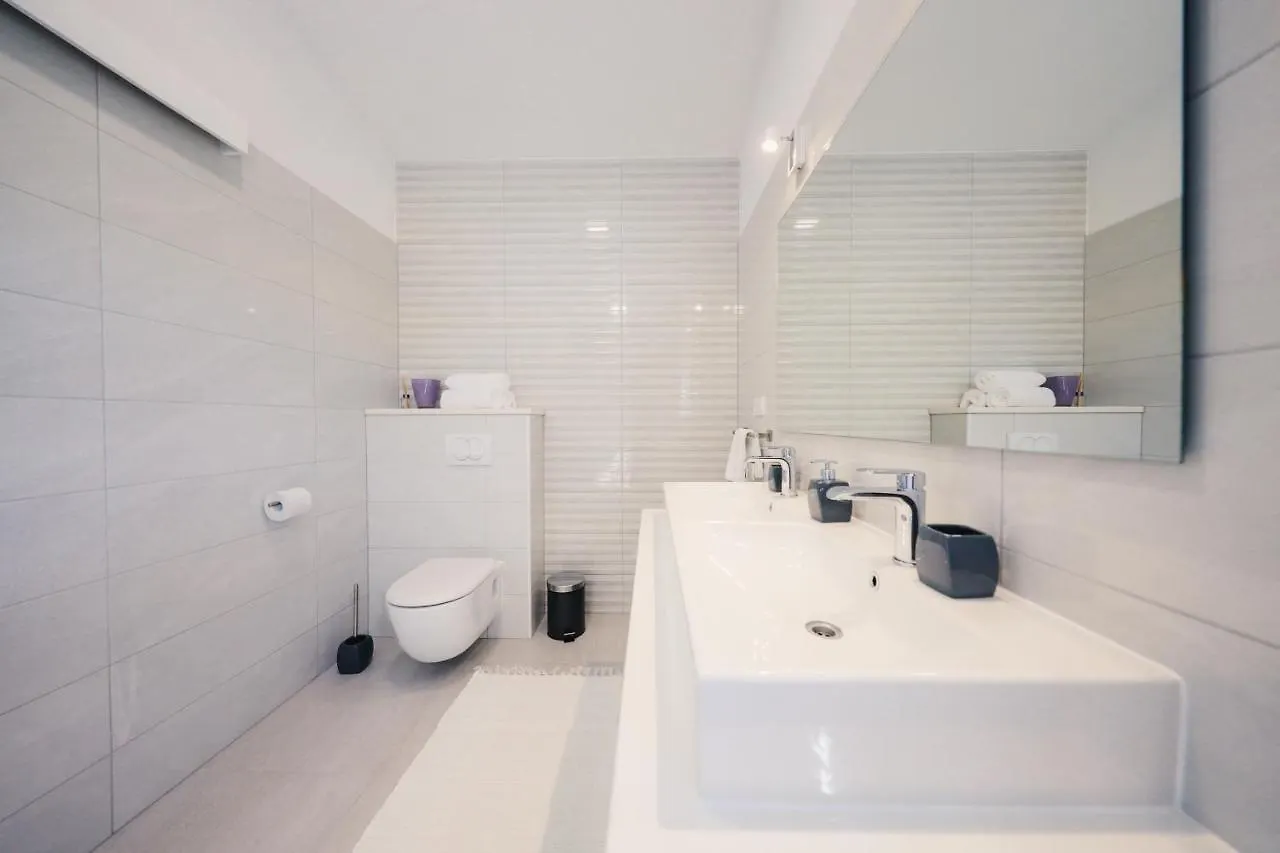 Modern Villa M&M, Zaton